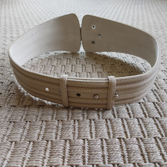 Amazing BCBGMaxAzria Leather Turn Lock Belt Size S - Picture 2 of 8